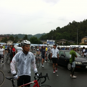 スタート前は雨