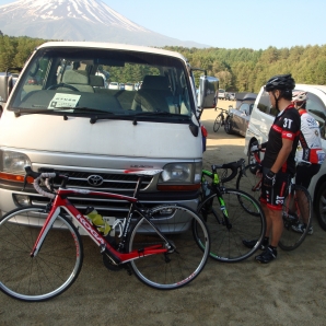 会場駐車場で最後の準備