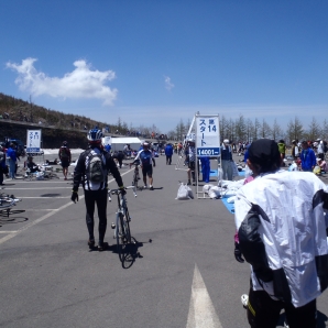 五合目で荷物受取