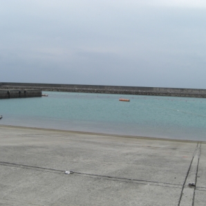 曇りなのに海が青い