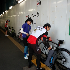 自転車組み立て中