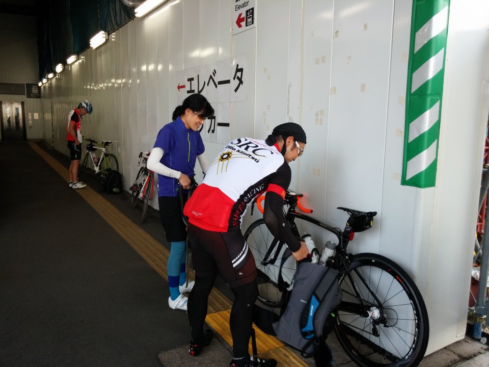 自転車組み立て中