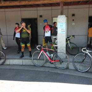 暑い日差しを避け休憩中