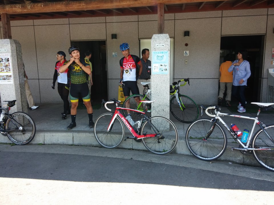 暑い日差しを避け休憩中