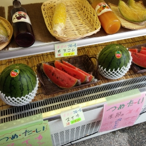 スイカで水分補給