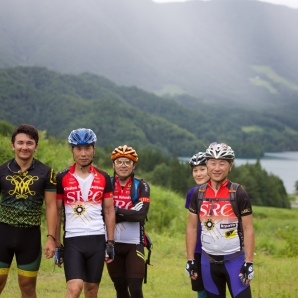 青木湖をバックに