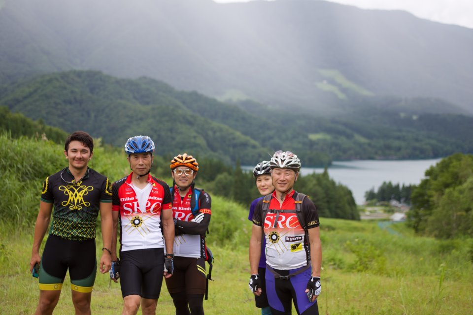 青木湖をバックに