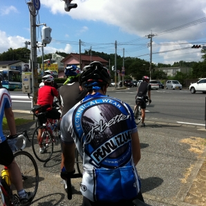 みんなの影が濃い