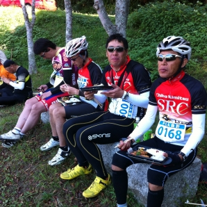 校庭の木陰で昼食